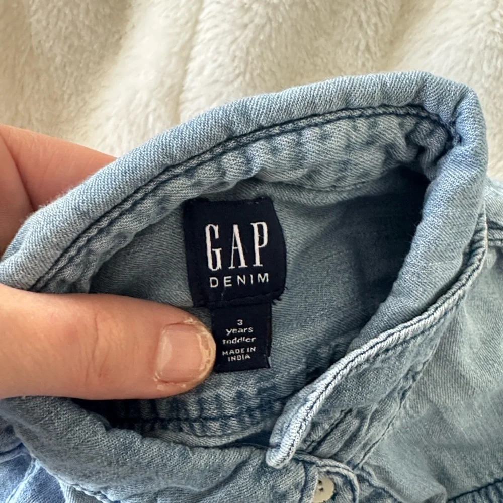 Gap light wash cotton denim chambray button down shirt size 3T